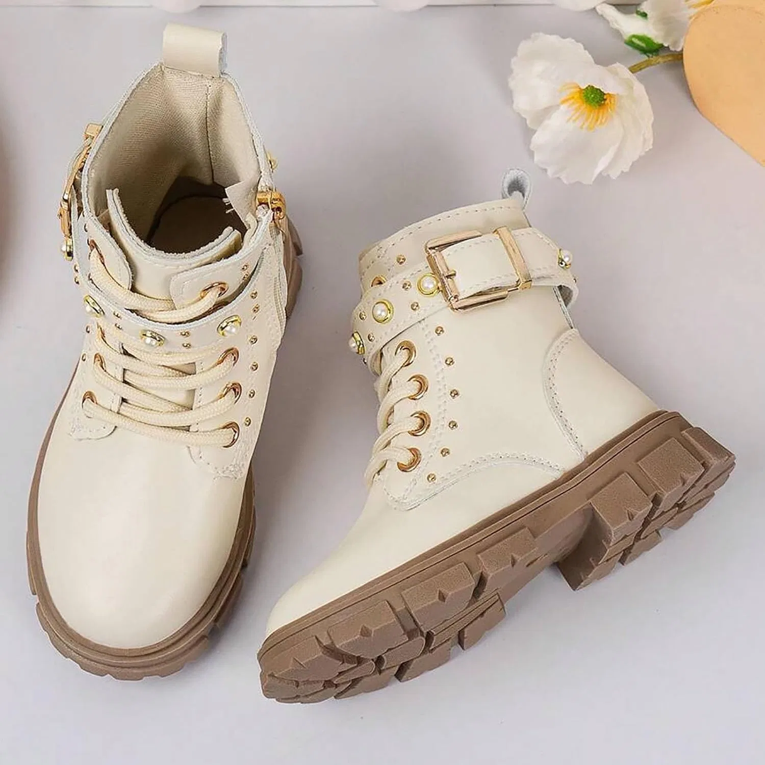 Детские ботинки для девочек с жемчужной шнуровкой, модель Girls Combat Ankle Boots, Beige — фото 4