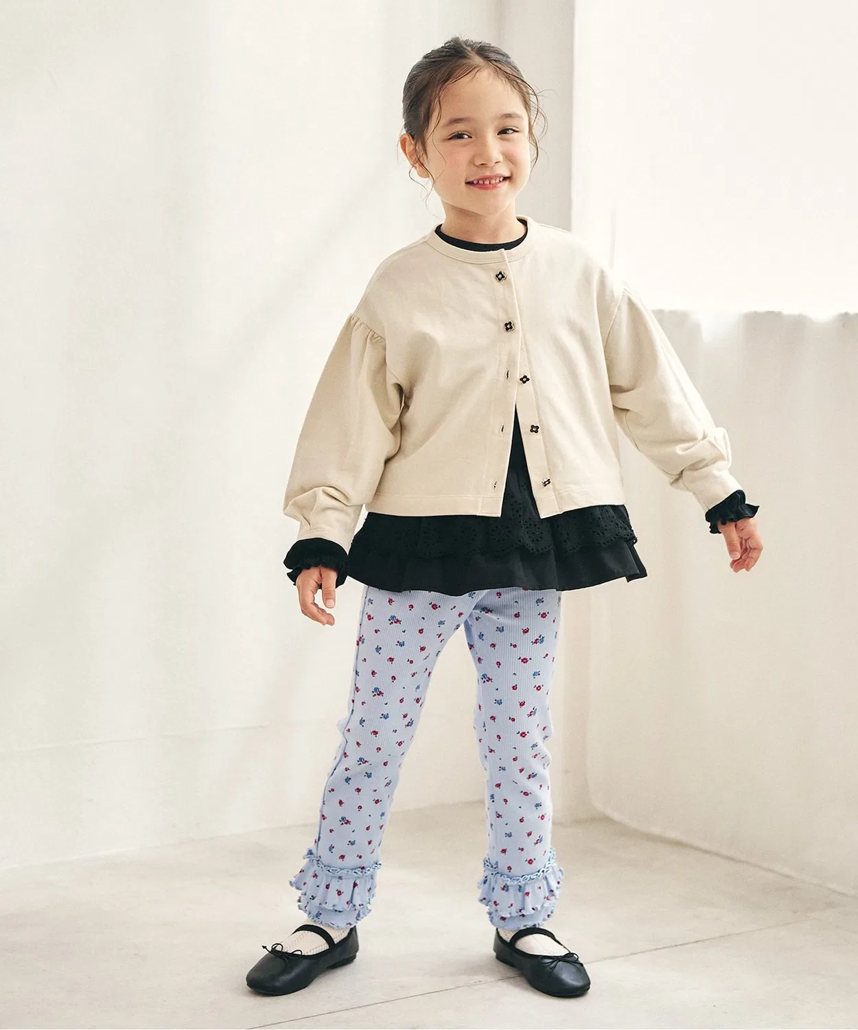 Детский кардиган с цветочными пуговицами, с коротким рукавом, модель Flower Button Short Cardigan, apres les cours, Розовый — фото 4