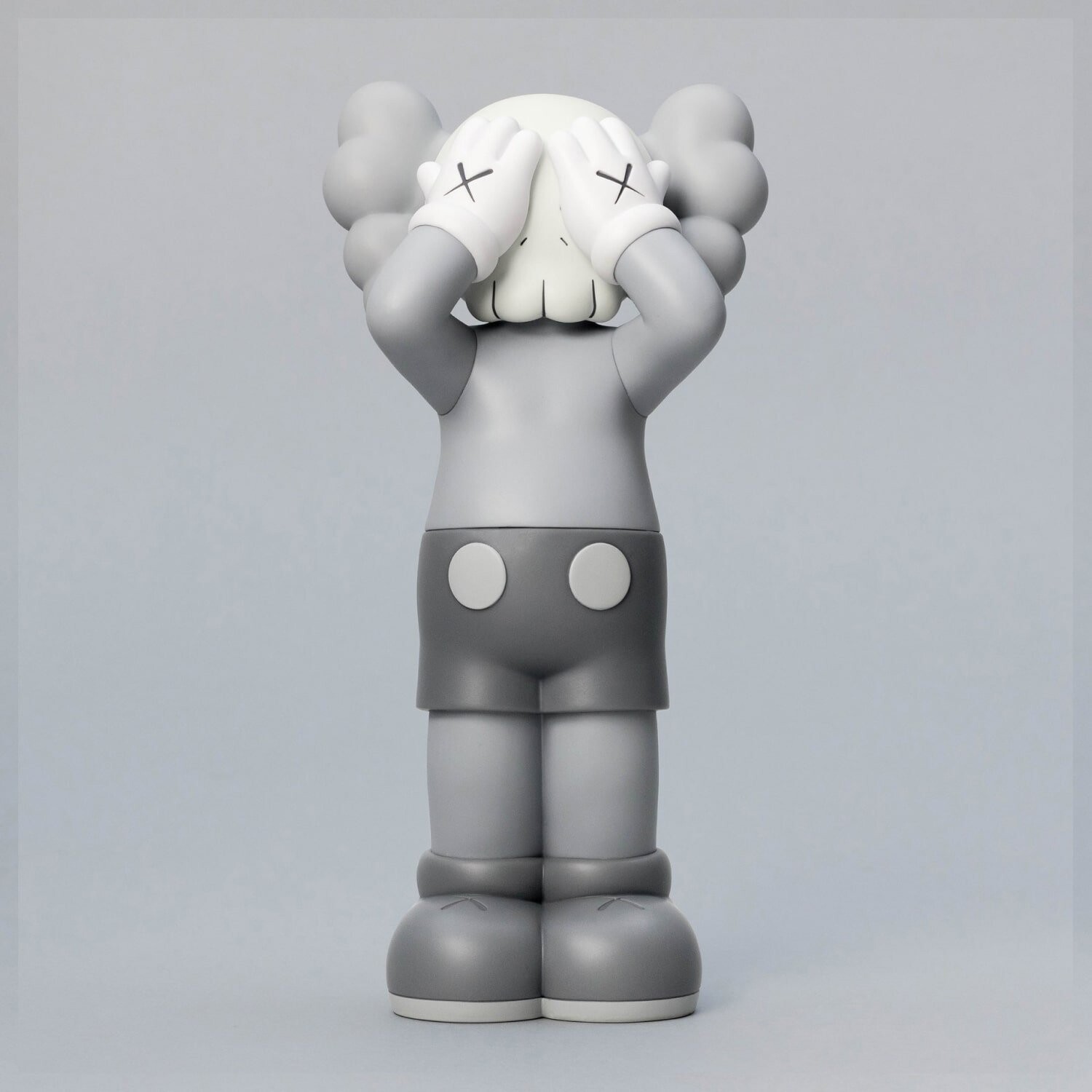 

Виниловая фигурка Kaws Holiday UK 2021, серый
