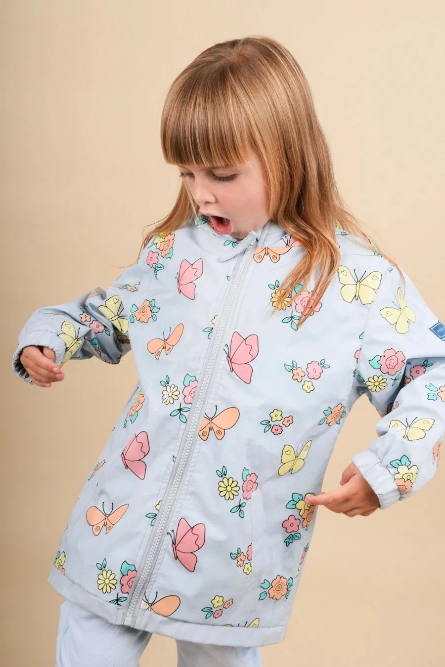 Детский дождевик с капюшоном, меняющий цвет при контакте с водой Holly and Beau, Light Pastel Blue — фото 3