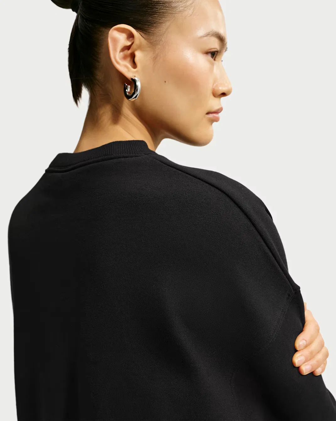 Женская укороченная футболка оверсайз с круглым вырезом Nike Studio Fleece Medium Weight, Total Black/Sail — фото 2
