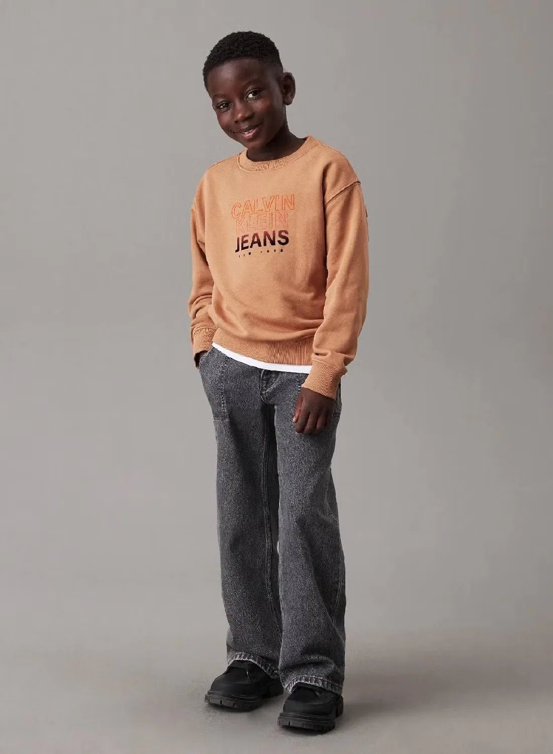 Свитшот свободного кроя с логотипом Calvin Klein Jeans, чайный — фото 4