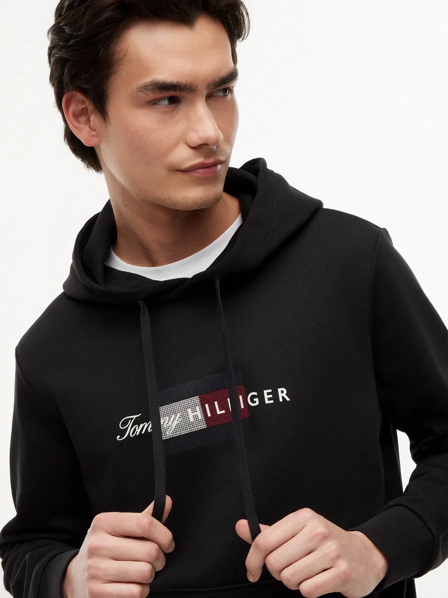 Толстовка TOMMY HILFIGER с принтом флага и завязками, черная — фото 2