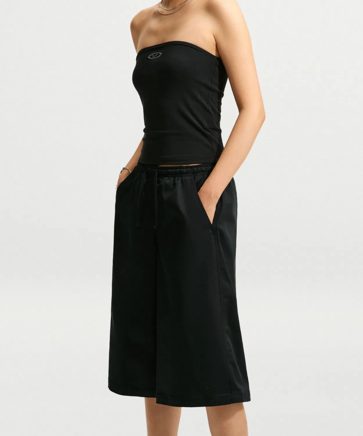 Женские шорты-парашют с принтом и логотипом, модель Oversized Mid-Rise Parachute Shorts NIKE, Black — фото 4