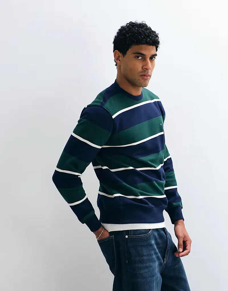 Свитшот Tommy Hilfiger с круглым вырезом и логотипом в виде флага, в сине-зеленую полоску — фото 4