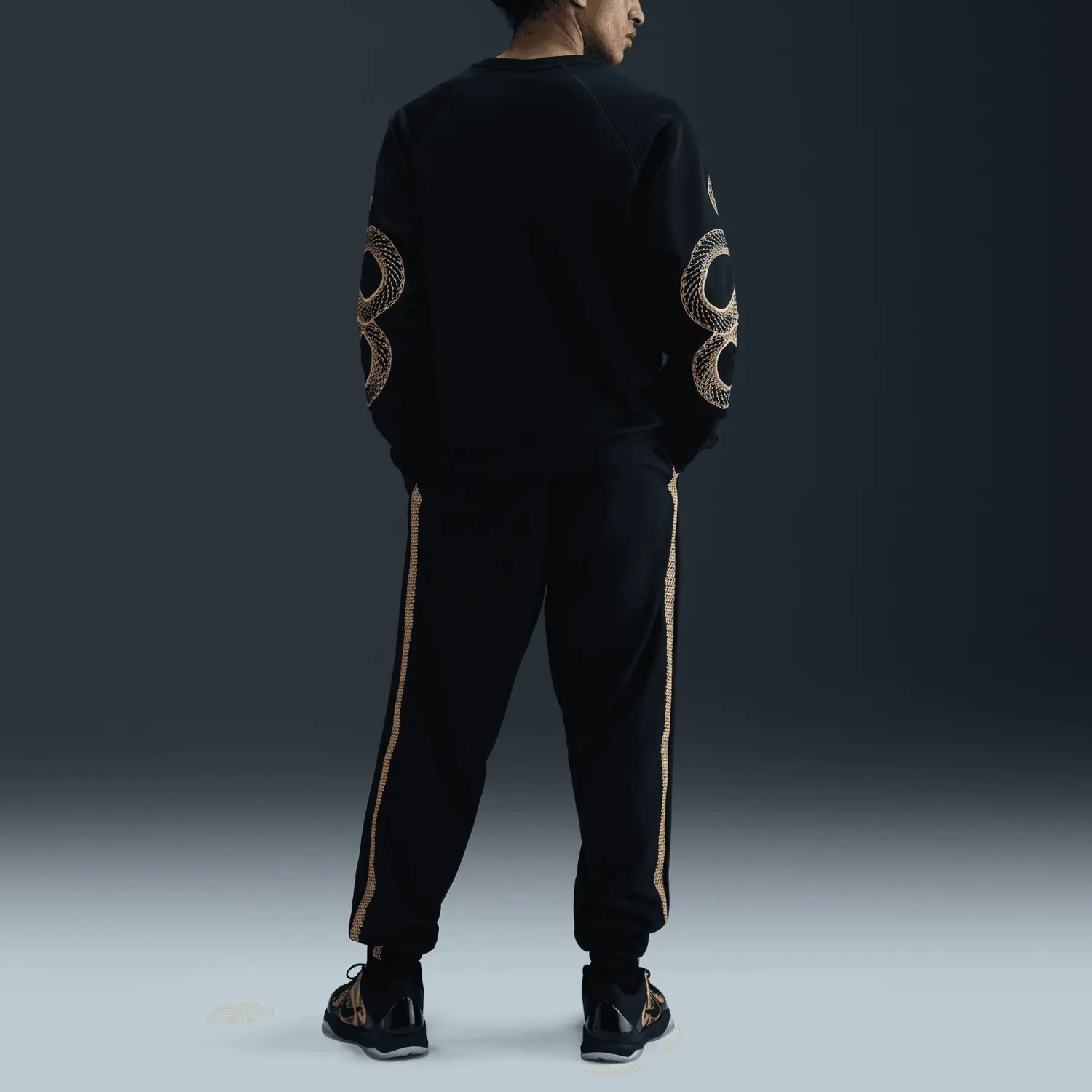 Kobe Year Of The Mamba Therma Fit L/S Crewneck Nike, черный — фото 4