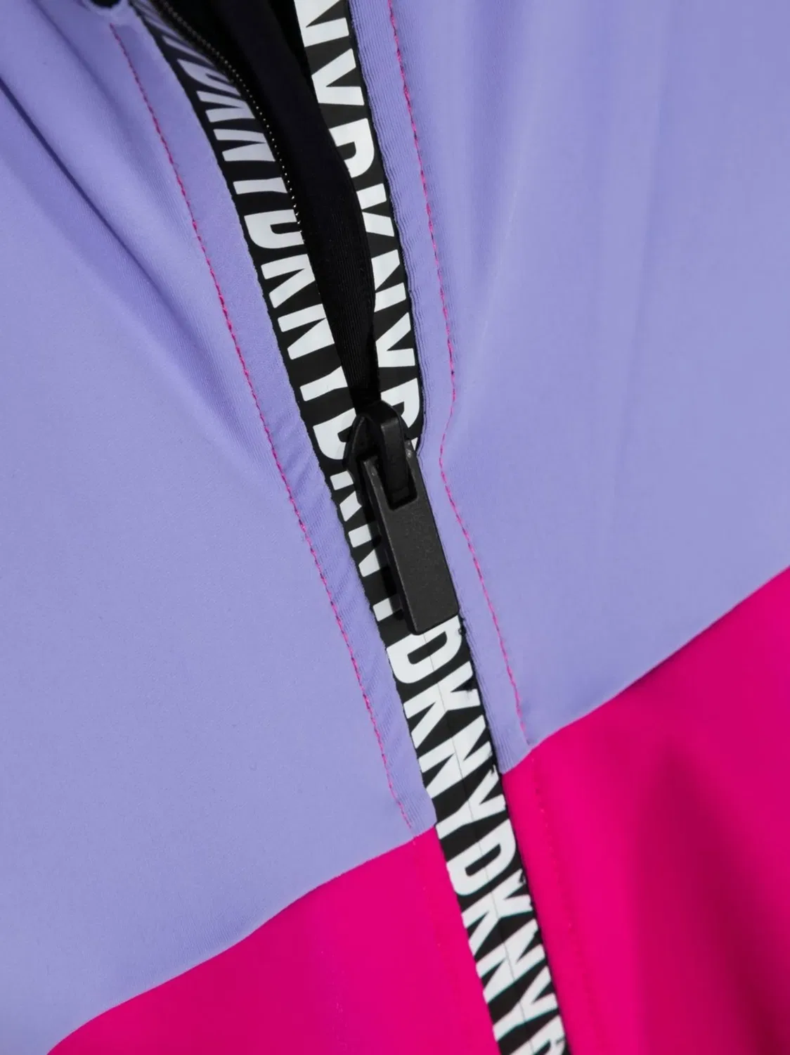 Платье с логотипом и цветным блоком DKNY, черный — фото 2