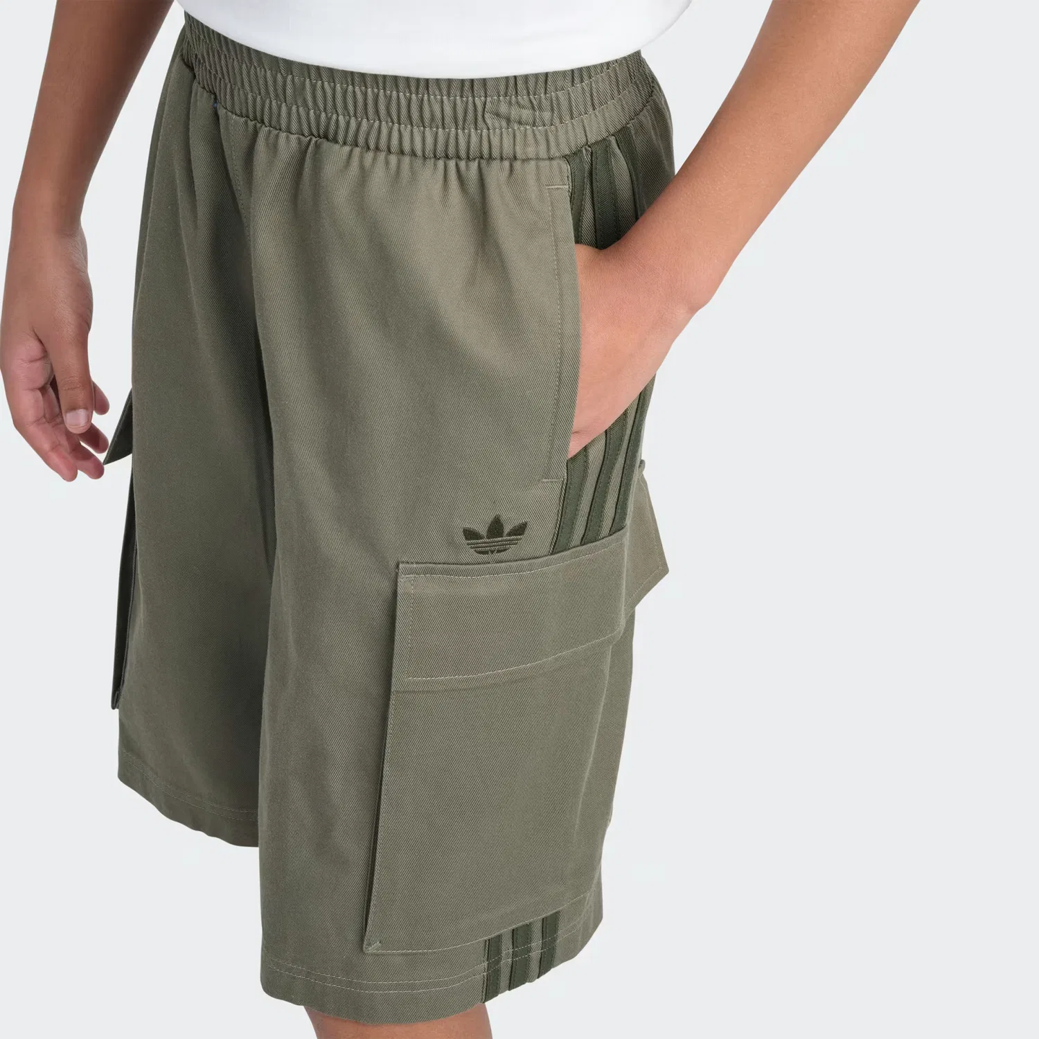 Детские шорты свободного кроя Originals Elastic Waistband 3-Stripes Cargo Jort Adidas Originals, оливковый — фото 3