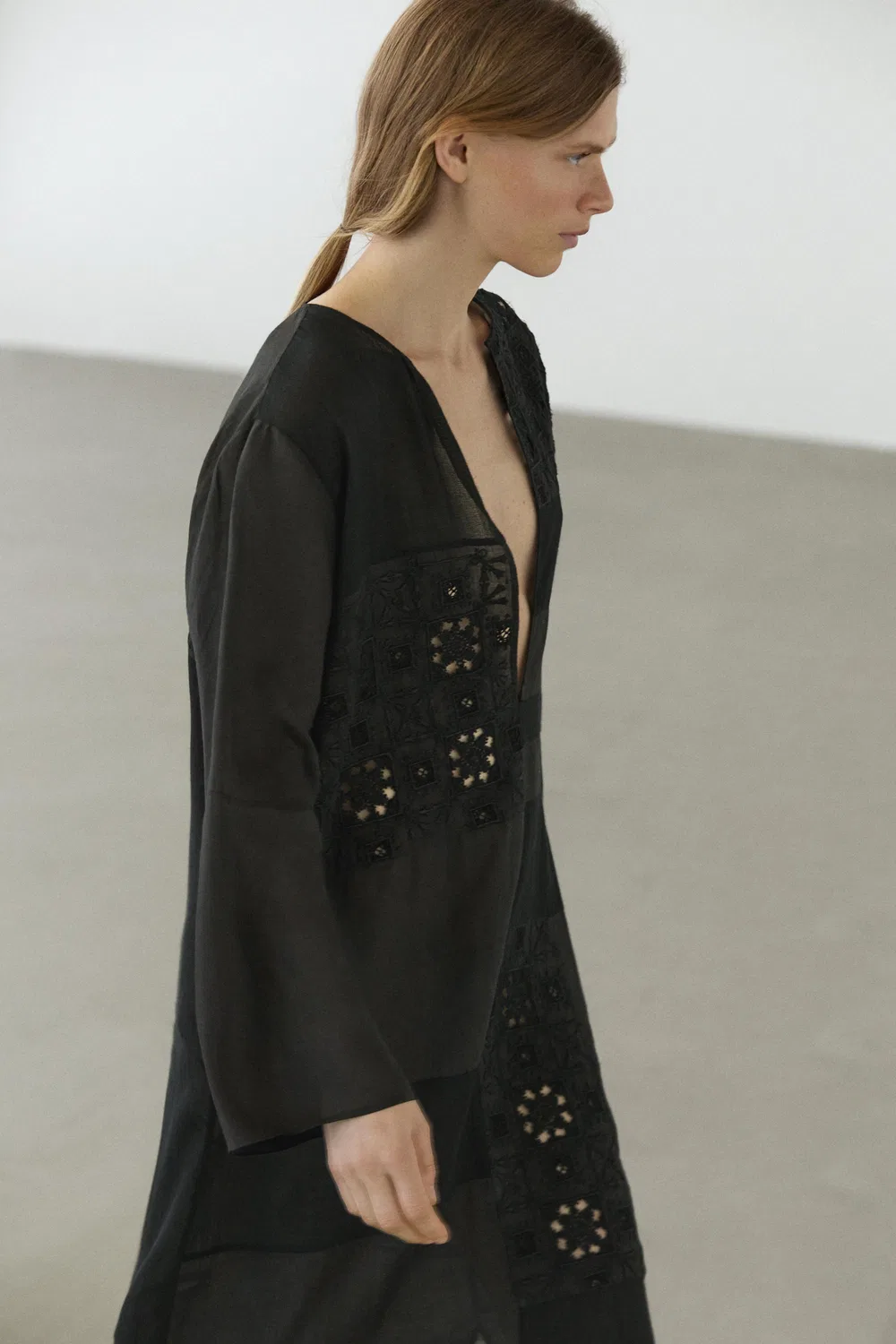 Платье-кафтан Massimo Dutti, струящееся и вышитое, черное — фото 4