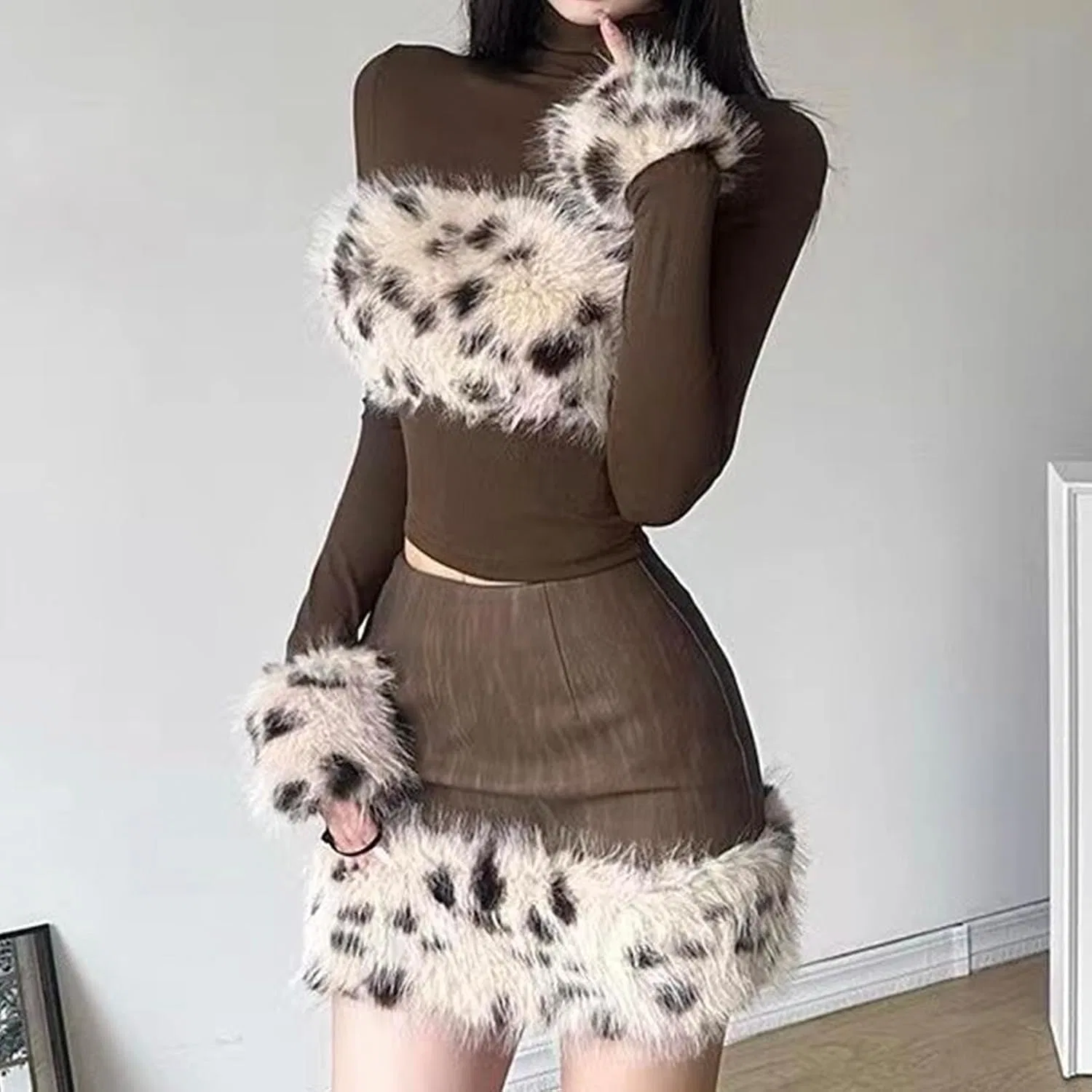 Женский комплект из топа и мини-юбки с цветовым блоком Long Sleeves, Brown — фото 3