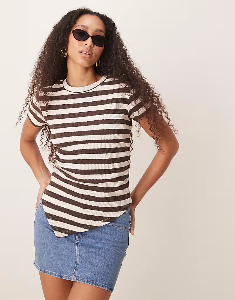 

Футболка ASOS DESIGN с асимметричным кроем и сборками по бокам в монополоску