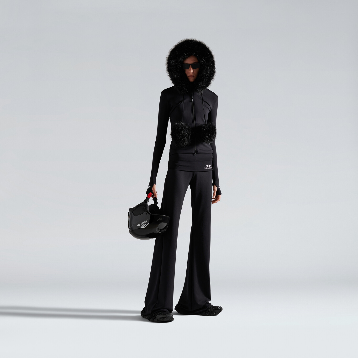 

Женское пушистое худи на молнии в выцветшем черном цвете BALENCIAGA, выстиранный черный