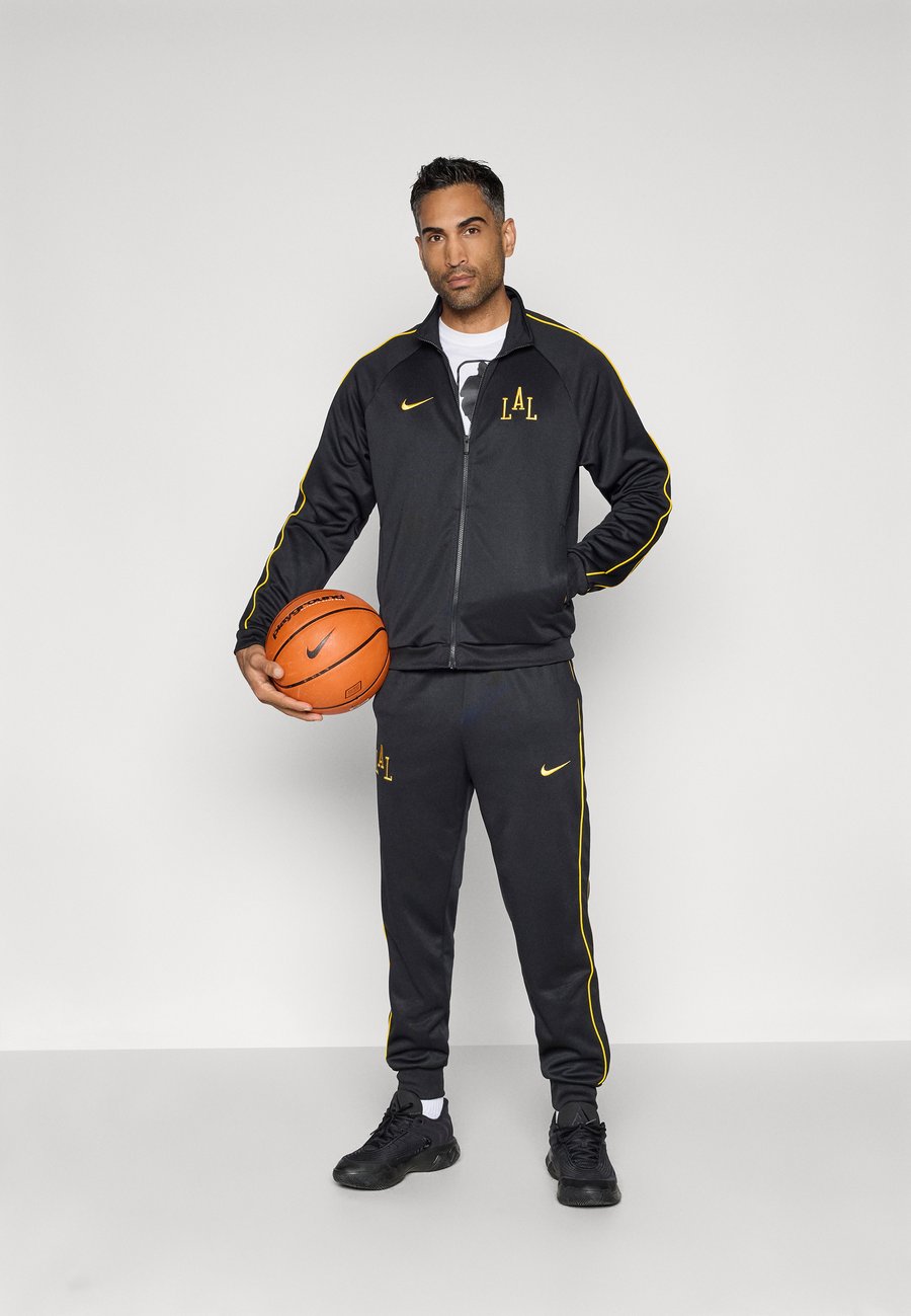 Спортивный костюм Nike Performance LOS ANGELES LAKERS CITY EDITION TRACKSUIT, Black/Amarillo/Black — фото 2