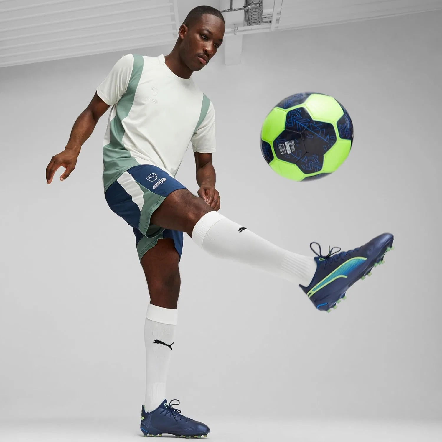 Женские спортивные кроссовки PUMA King Ultimate Fg/Ag WN, Multicoloured Persian Blue Pro Green Ultra Blue — фото 3
