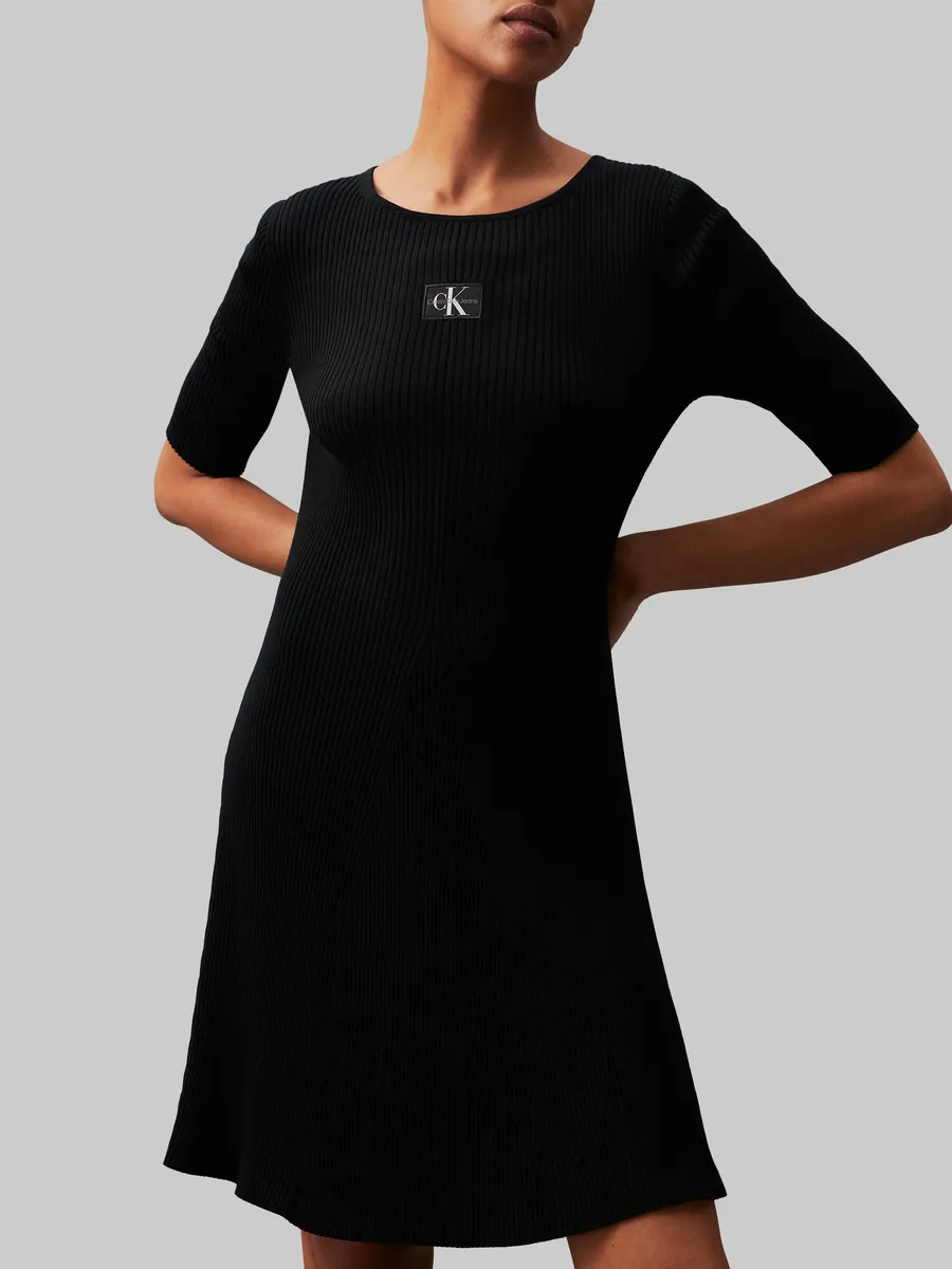 

Платье-свитшот Calvin Klein Jeans "WOVEN LABEL SS SWEATER DRESS", с нашивкой-логотипом, цвет Ck Black