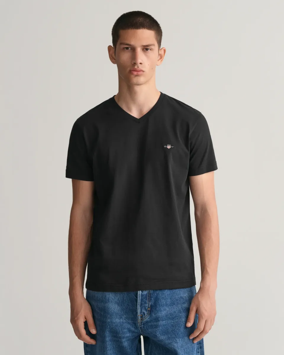 

Футболка Gant "SLIM SHIELD V-NECK T-SHIRT" с небольшой вышивкой логотипа на груди, черный