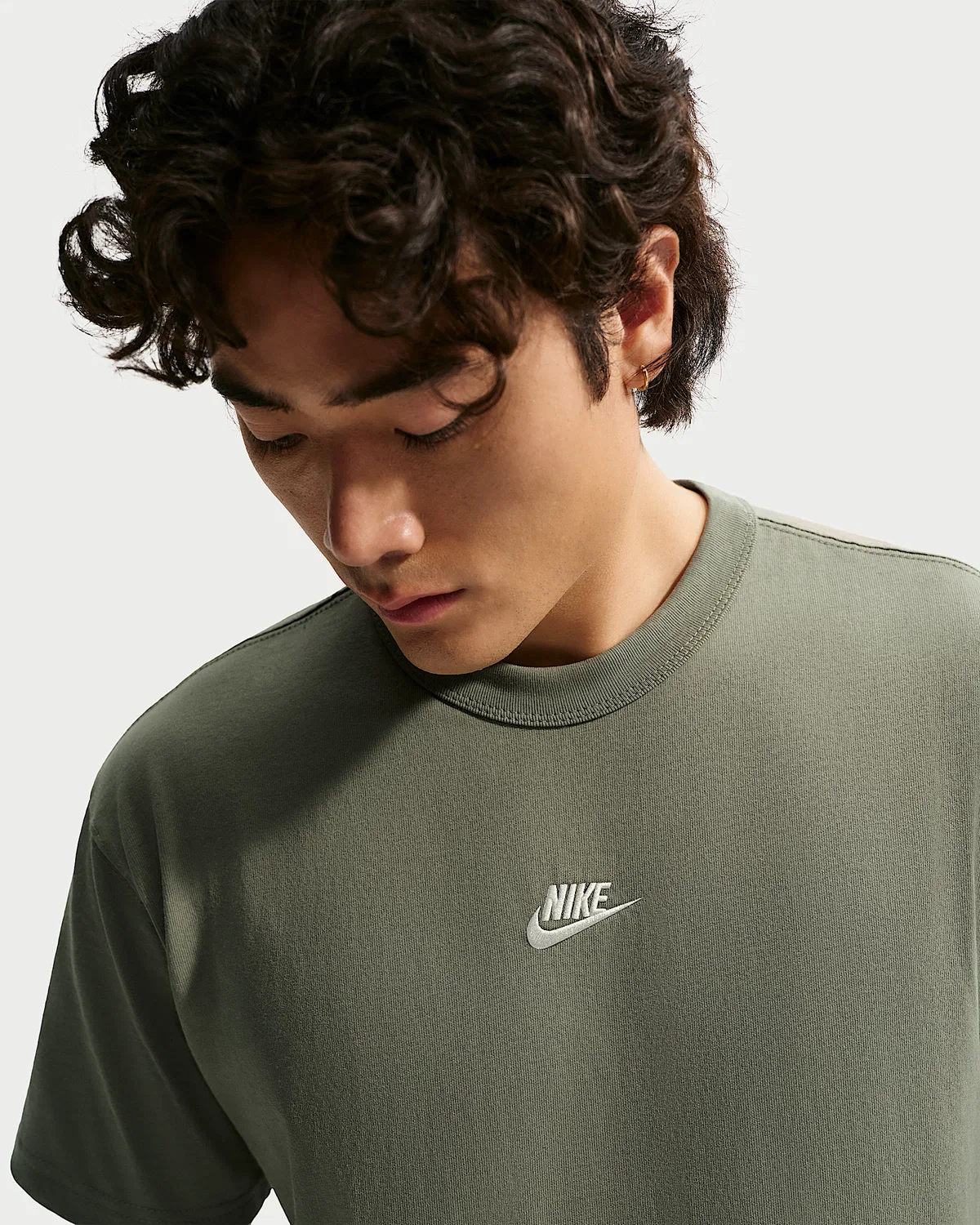 Мужская футболка Nike Sportswear Premium Essentials, Silver Sage — фото 3