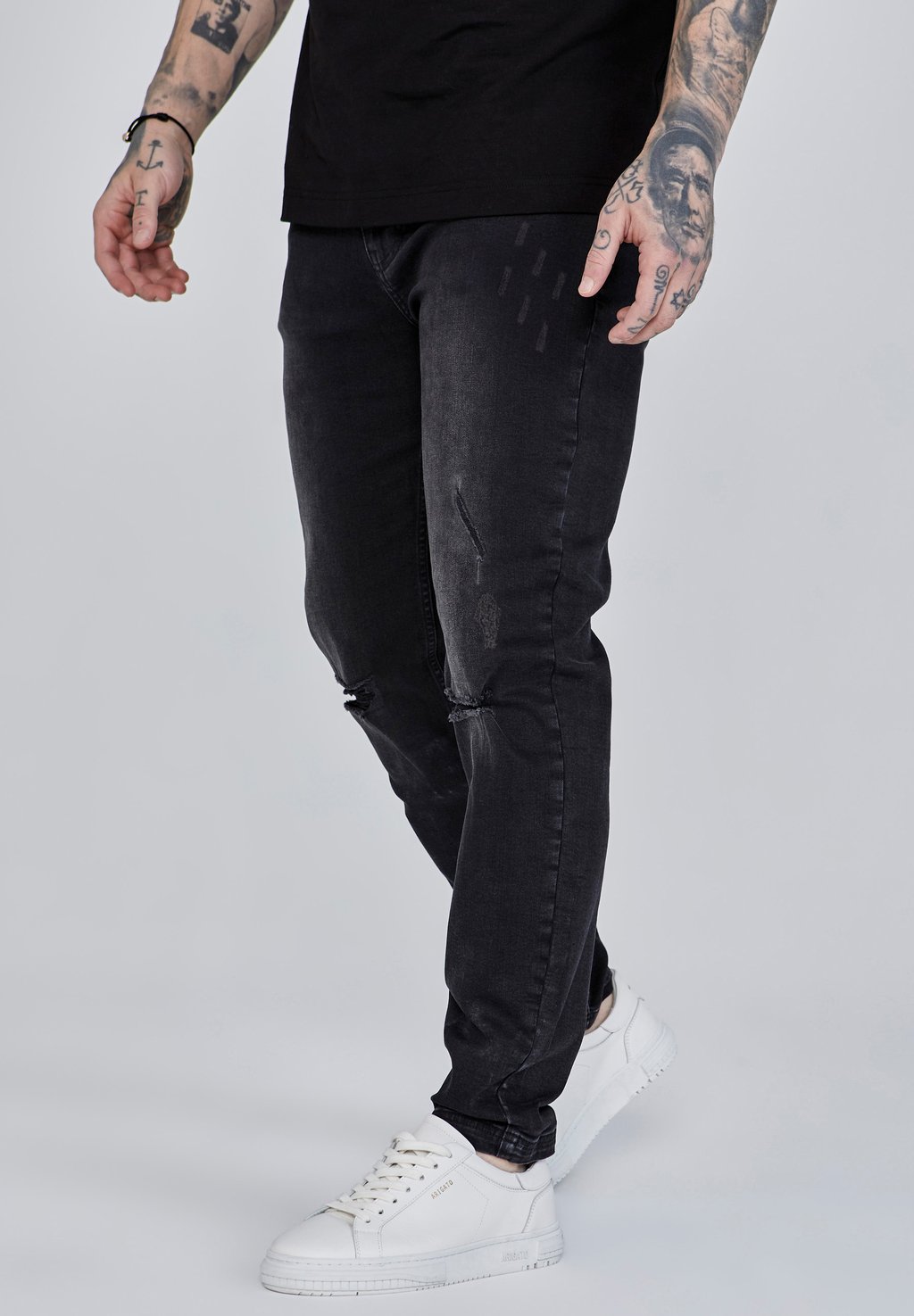 

Джинсы прямого кроя DISTRESSED SIKSILK, черный