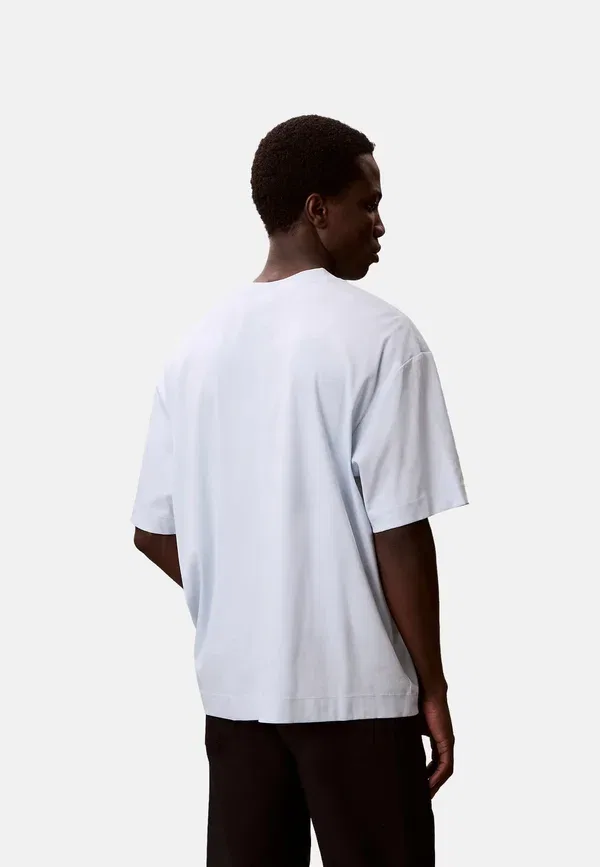 Футболка Calvin Klein Ss rlxd premium interlock emblem print t-shirt, цвет пленэр — фото 3