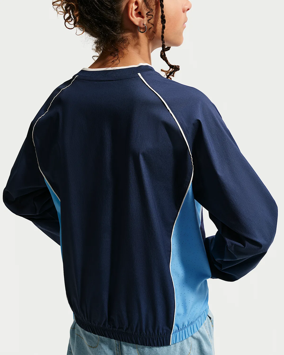 Детская вязаная рубашка с V-образным вырезом Nike Sportswear, Midnight Navy/University Blue/Soft Pearl/Midnight Navy — фото 4