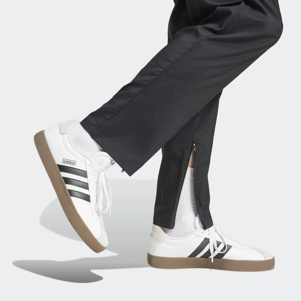 Мужские брюки Adidas Essentials Stanford с небольшим логотипом и открытым краем, черный — фото 4
