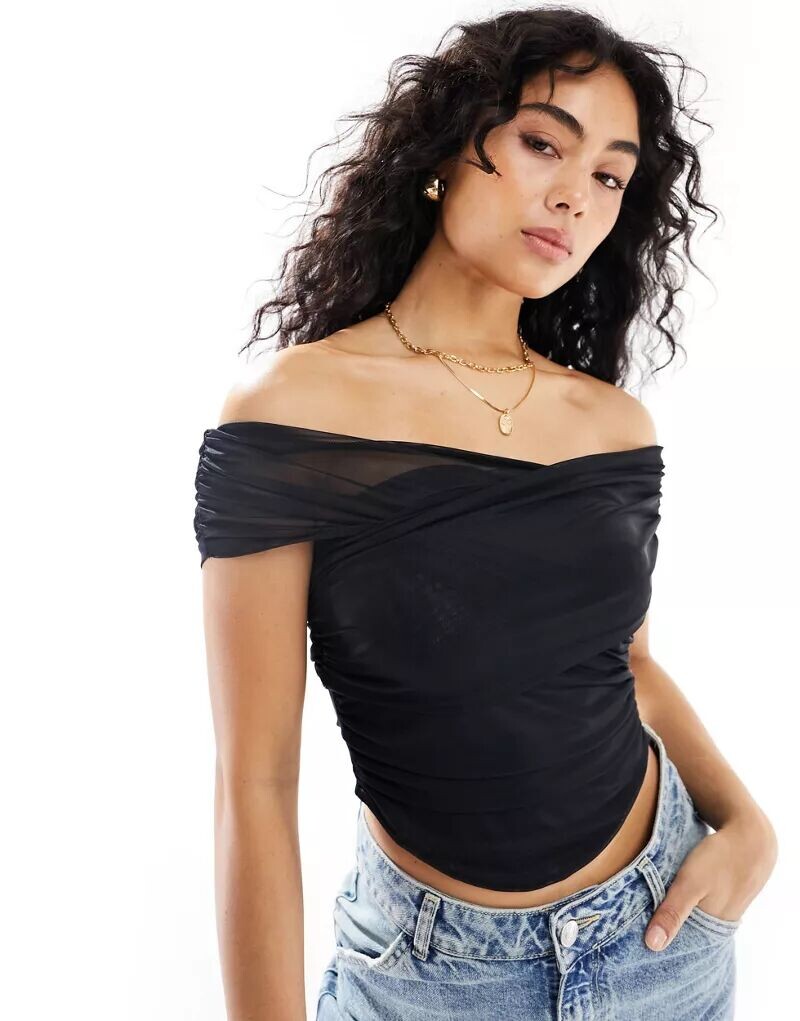 

Черный топ со сборками и открытыми плечами Miss Selfridge