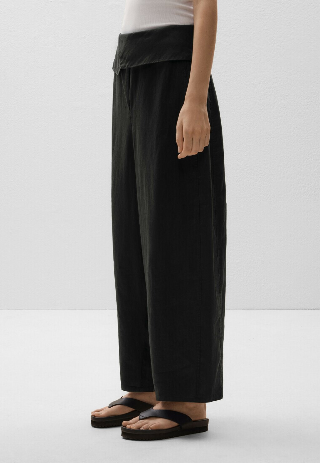 

Брюки LINEN FOLDOVER WAIST OYSHO, черный