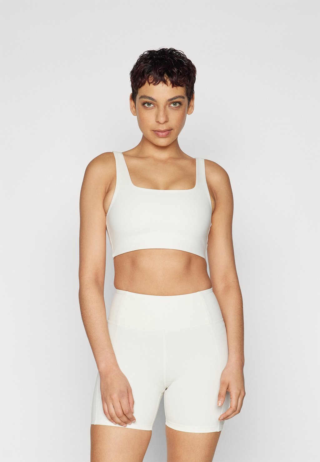 

Спортивный бюстгальтер средней поддержки TOMMY BRA SQUARE NECK Girlfriend Collective, кремовый