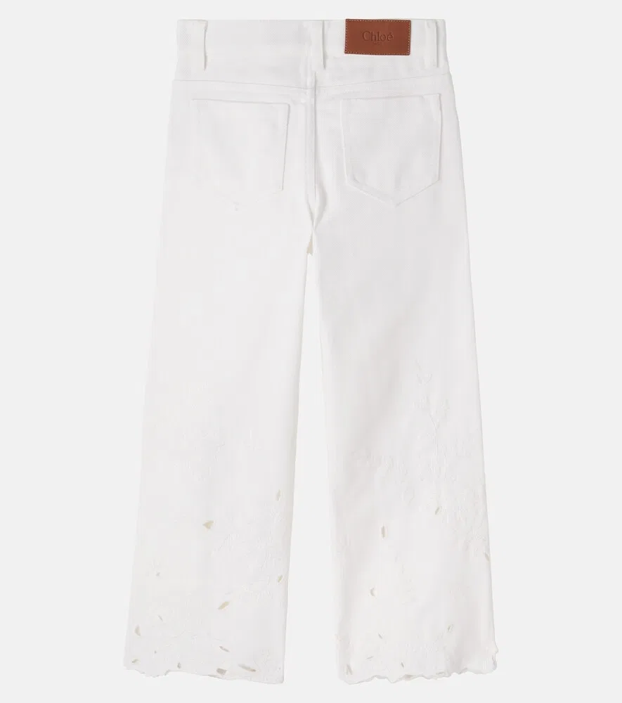Джинсы с английской вышивкой Chloé Kids, белый — фото 3