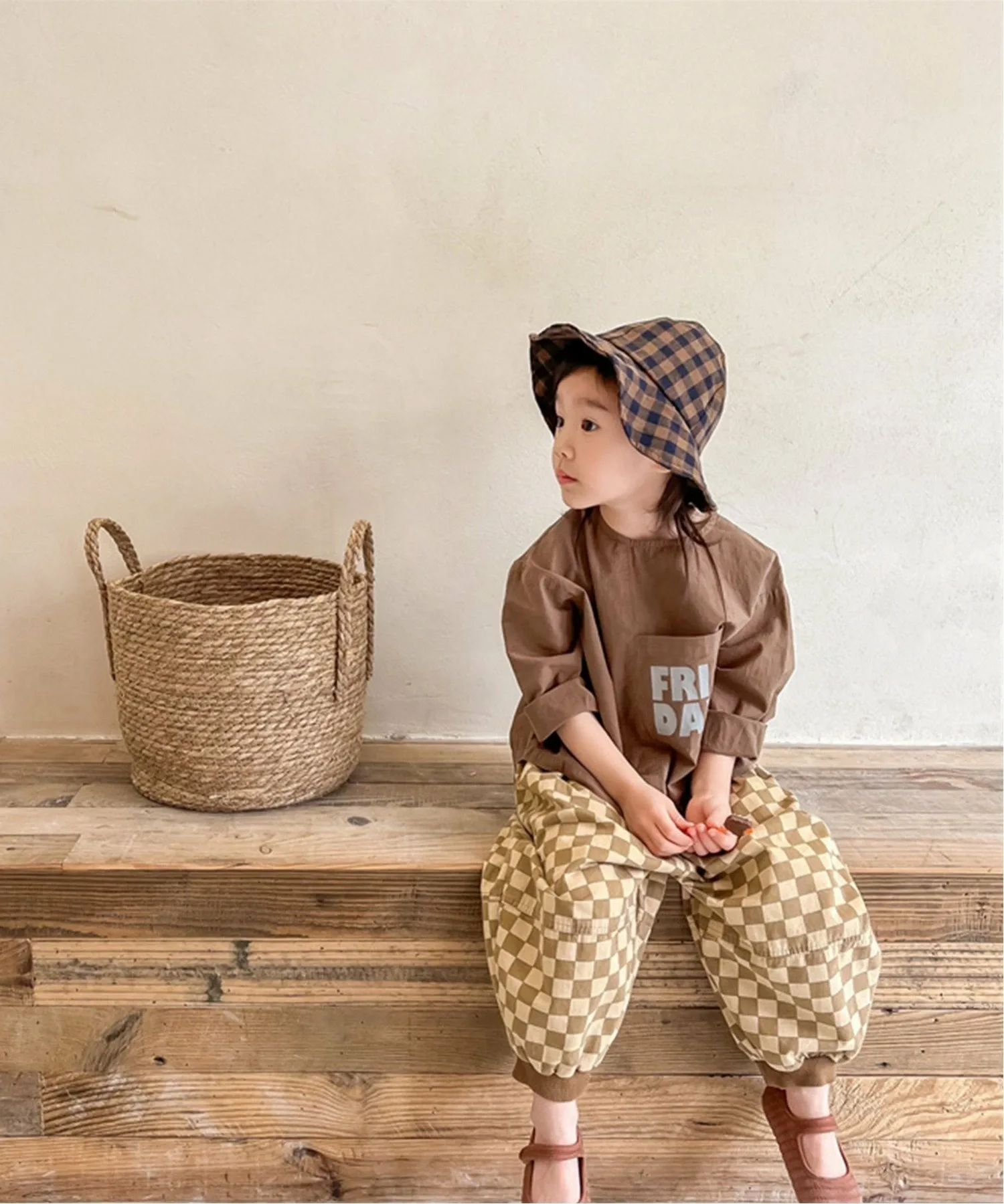 Клетчатые брюки в тон с завязками по низу Aimoha Kids, brown — фото 4