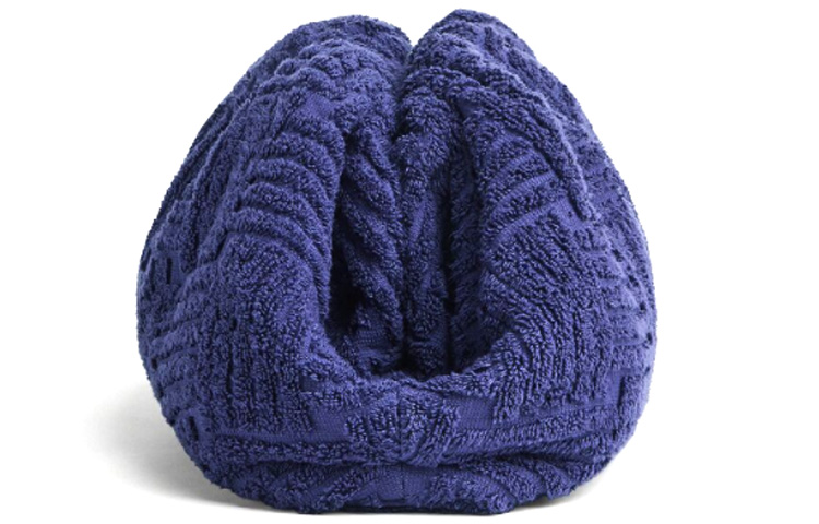 Сумка-облако POUCH из нейлоновой ткани Клатч Женская Темно-синяя Bottega Veneta — фото 3