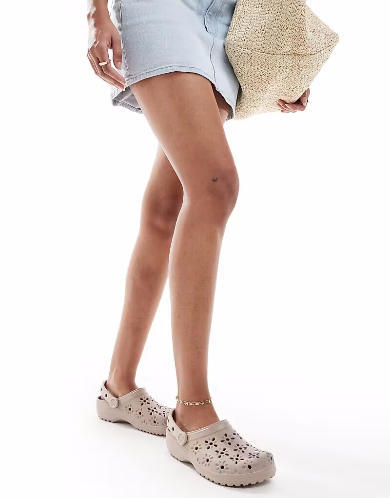 Классические сабо Crocs с цветочным узором в серо-коричневом цвете