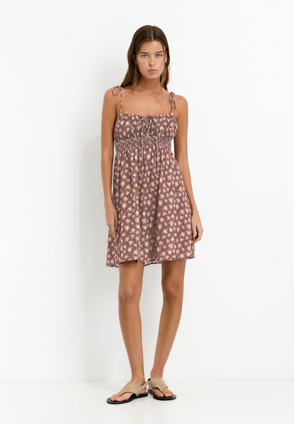

Повседневное платье STRAPPY SMOCKED PULL&BEAR, бургундия