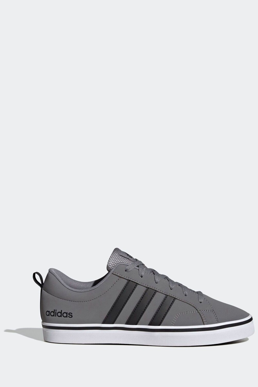 

Спортивная одежда против спортивной обуви темпа Adidas, серый