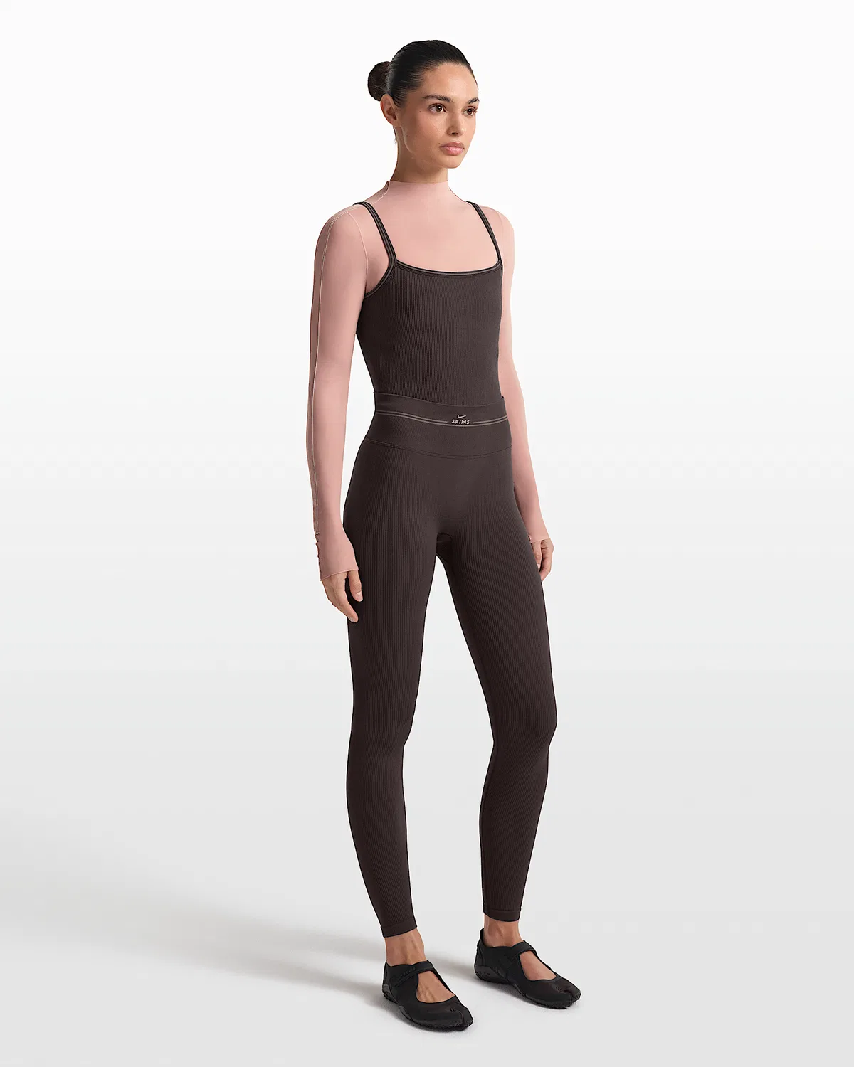 Женские леггинсы NikeSKIMS Ribbed Seamless с высокой посадкой, длина 26", NSKM Phoenix/NSKM Truffle — фото 4