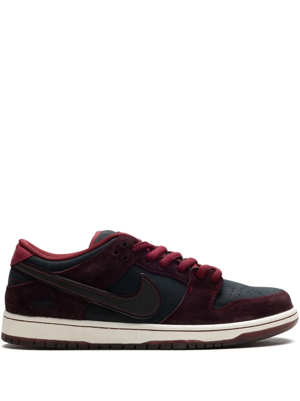 

Кроссовки SB Dunk Low Mahogany/Dark Beet/Team Red/Sail/Night Maroon из коллаборации с Riot Skateshop Nike, красный