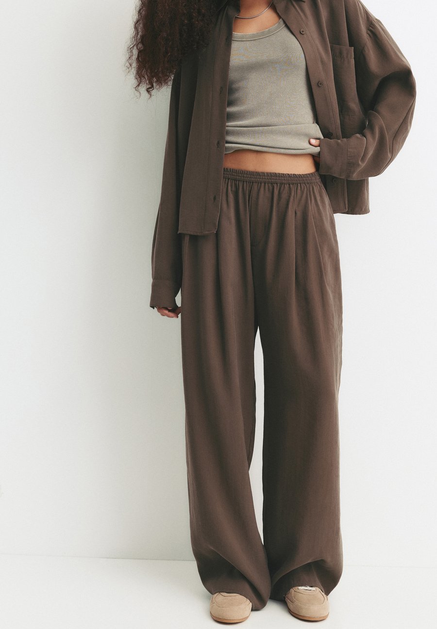 

Брюки PULL&BEAR DARTED , Brown
