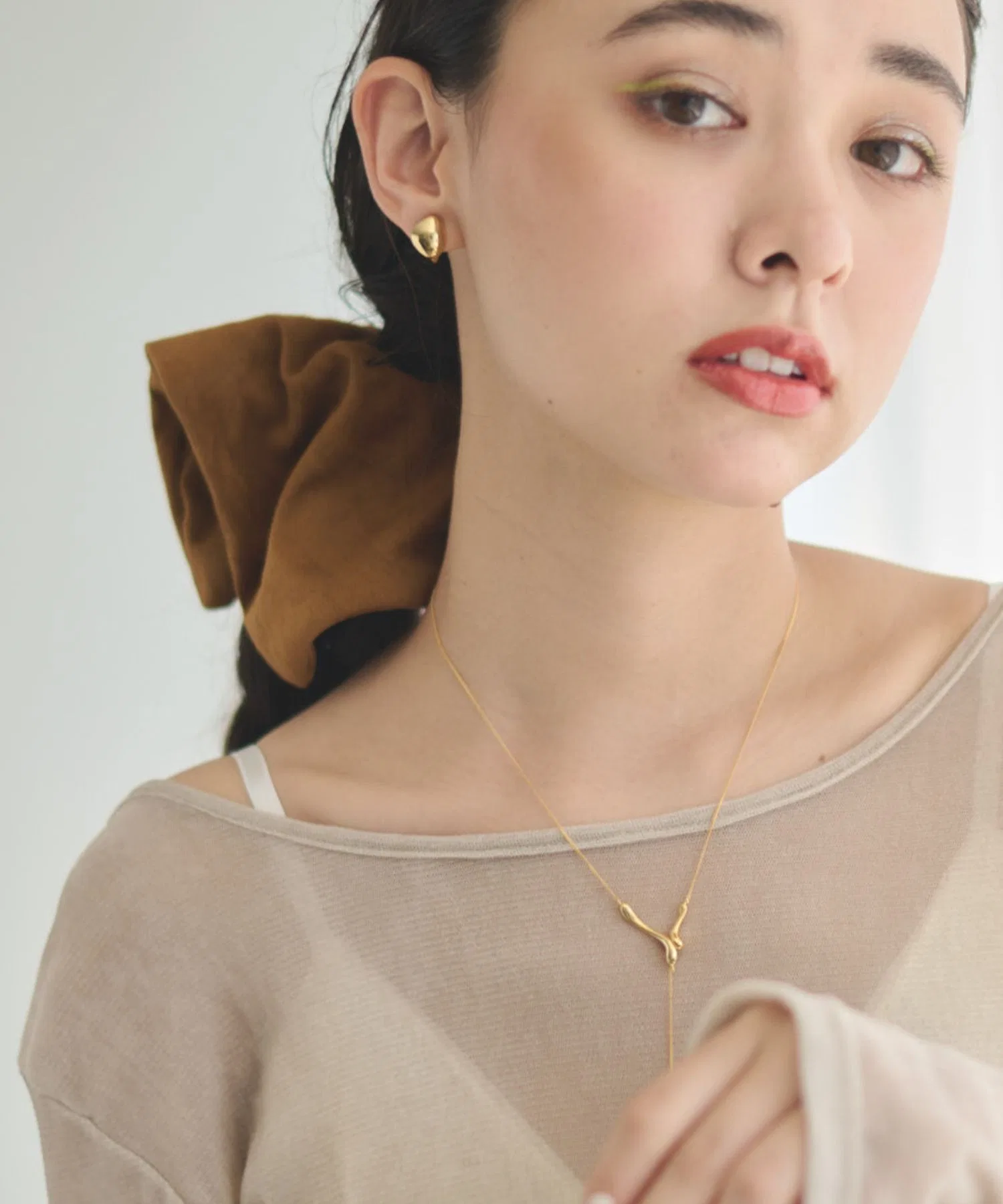 Шелковый шарф-резинка из замши бренда dee doo dah, квадратный, бежевый — фото 3