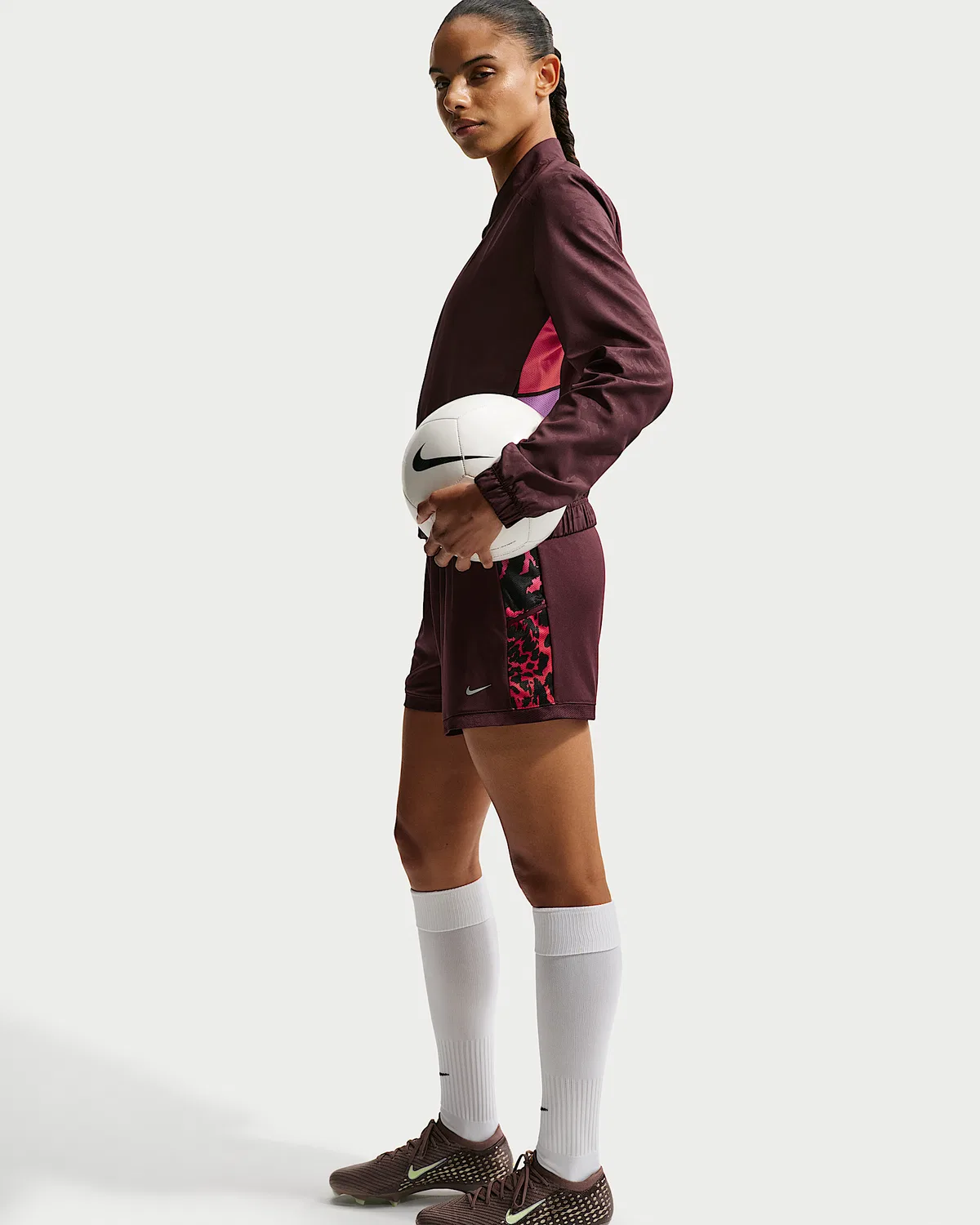 Женские футбольные шорты Nike United Academy Dri-FIT, Burgundy Crush/Multi-Color/Metallic Silver — фото 4