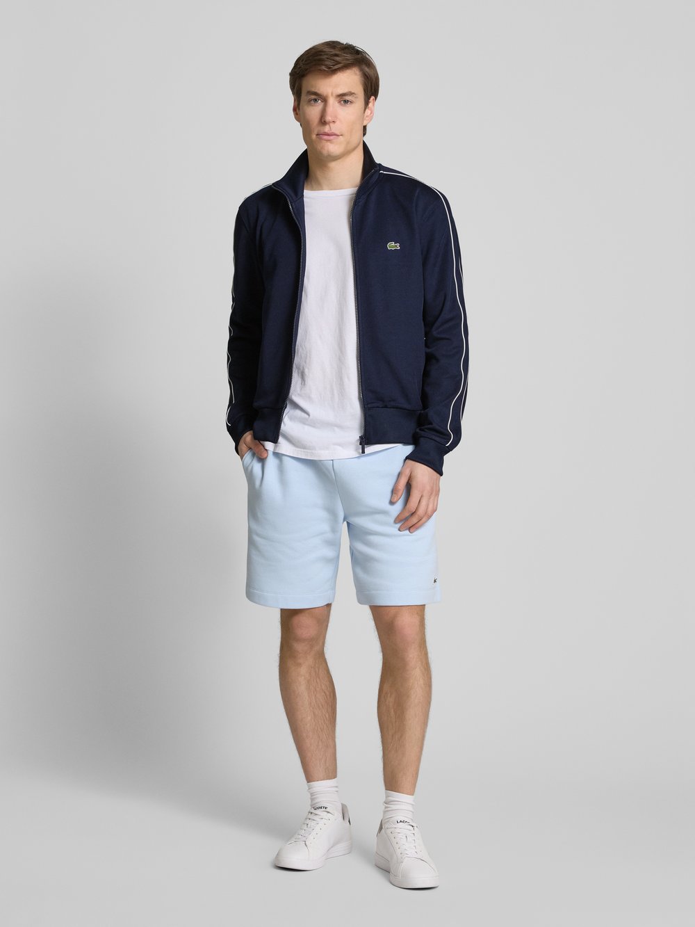 

Толстовка с этикеткой Lacoste