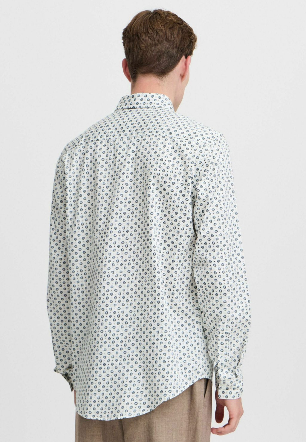 

Рубашка ANTON FLORAL AOP Casual Friday, белый