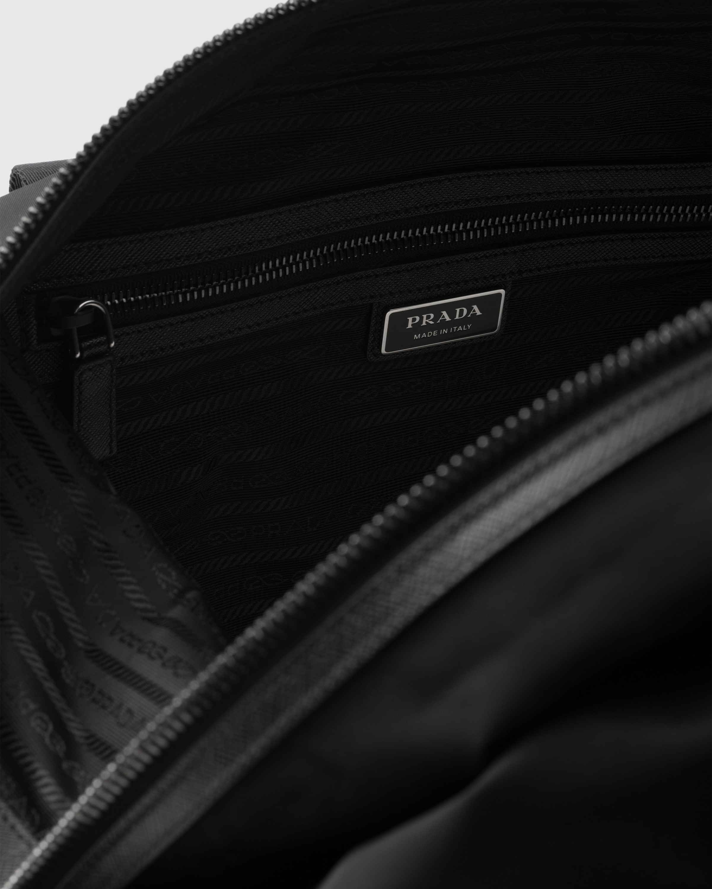 Дорожная сумка из материала Re-Nylon и кожи сафьяно Prada, черный — фото 4