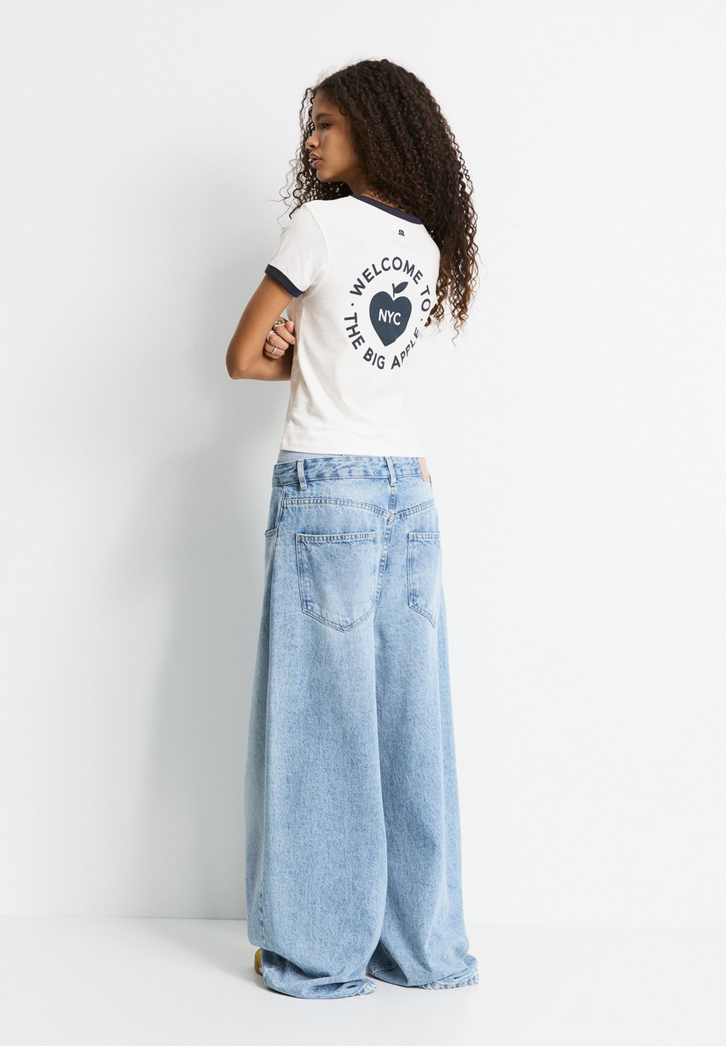

Футболка с принтом NEW YORK CITY APPLE PULL&BEAR, белый