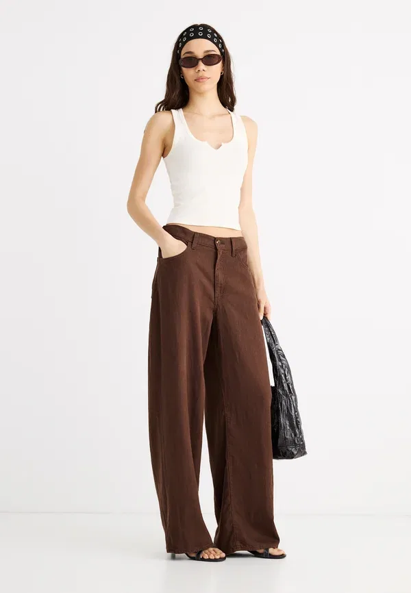 Джинсы Levi'S, модель Cinch wide leg, цвет горячий шоколад — фото 2