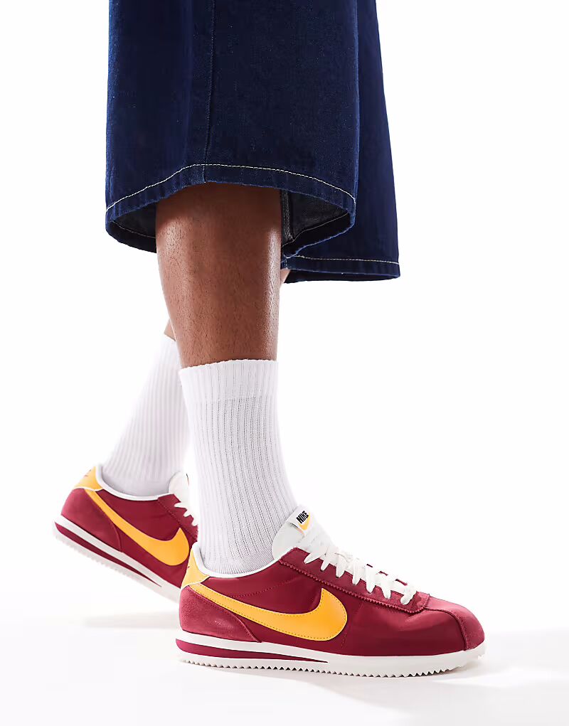 

Кроссовки унисекс Nike Cortez TXT красного цвета