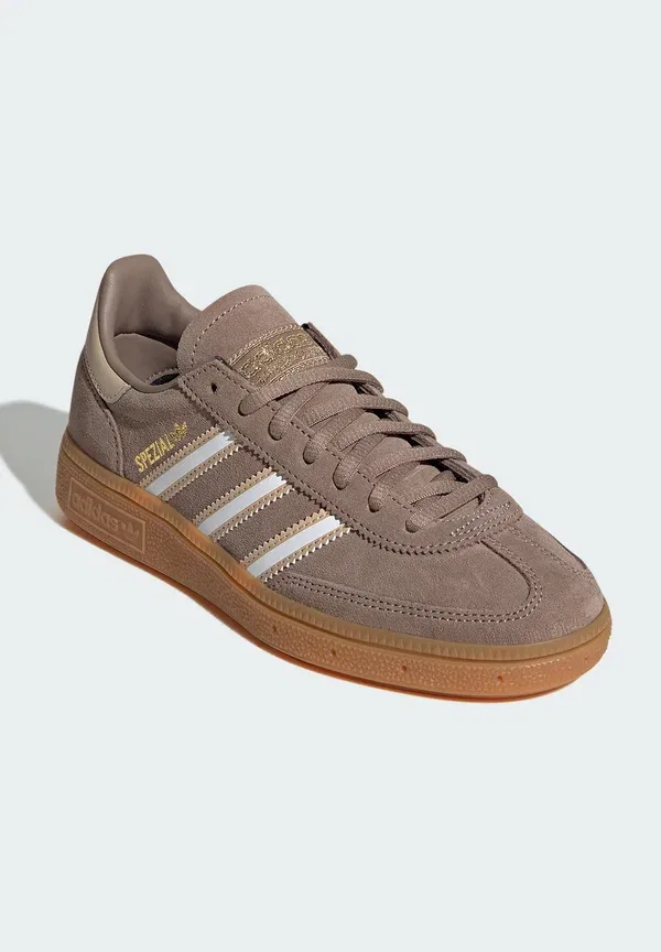 Кроссовки Handball spezial trainers Adidas Originals, мелово-коричневый, облачно-белый, магический бежевый — фото 2