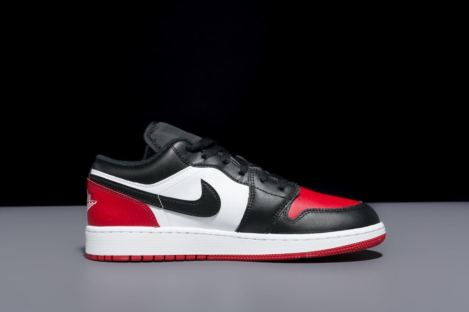 Детские кроссовки Jordan Air 1 Low (для подростков), белый/черный/красный — фото 3