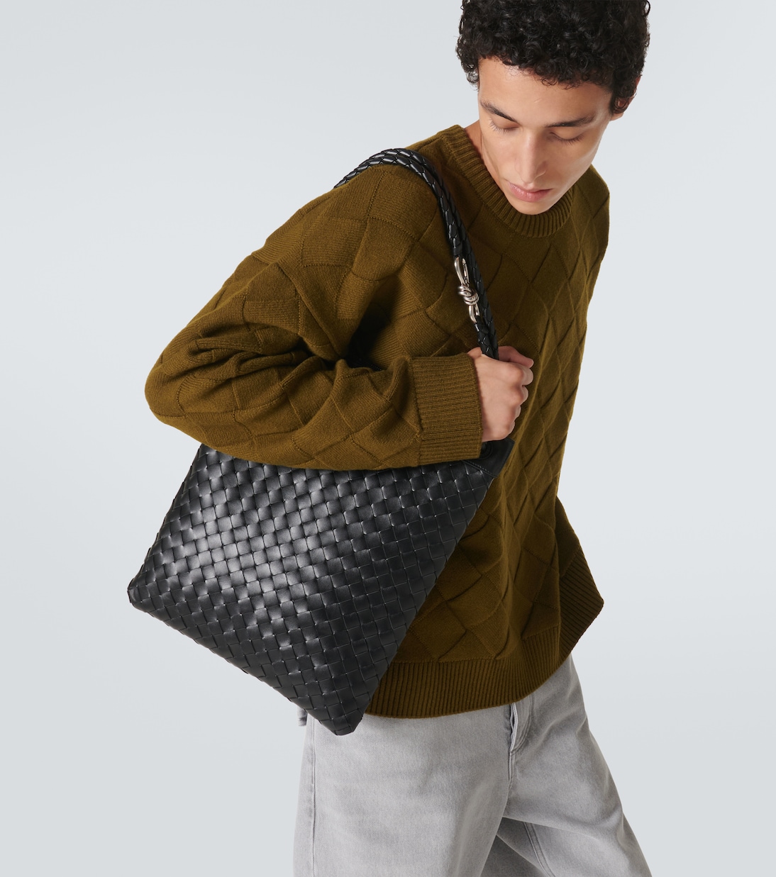 Плоский кожаный мессенджер Intrecciato Andiamo Bottega Veneta, Black-Vintage Silver — фото 2