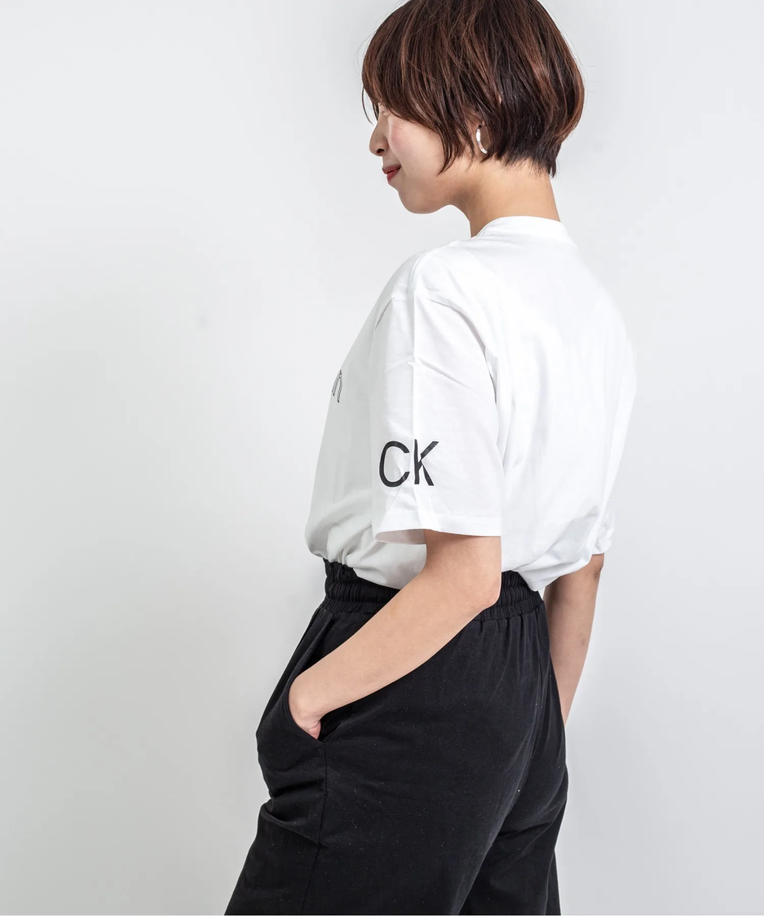 Футболка с логотипом Calvin Klein из 100% хлопка бежевая — фото 4