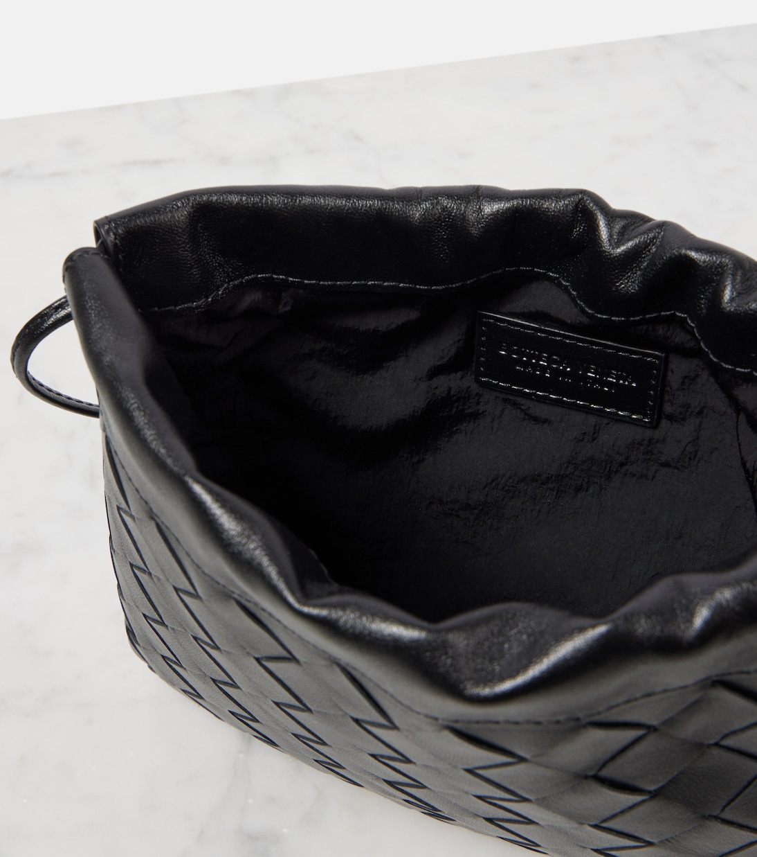 Пыльник. Маленькая кожаная сумка через плечо. Bottega Veneta, Black-Gold — фото 3